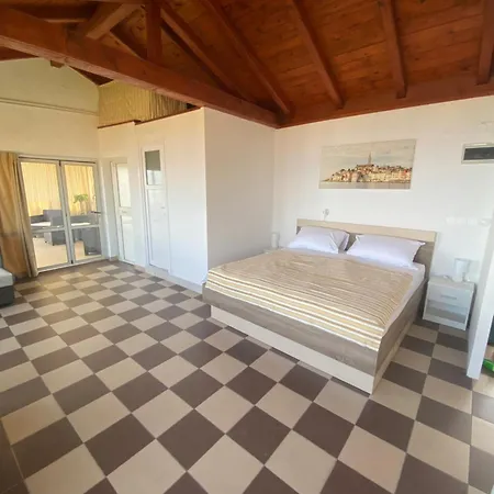 Salyna Apartment *