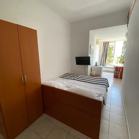 Salyna Apartment *